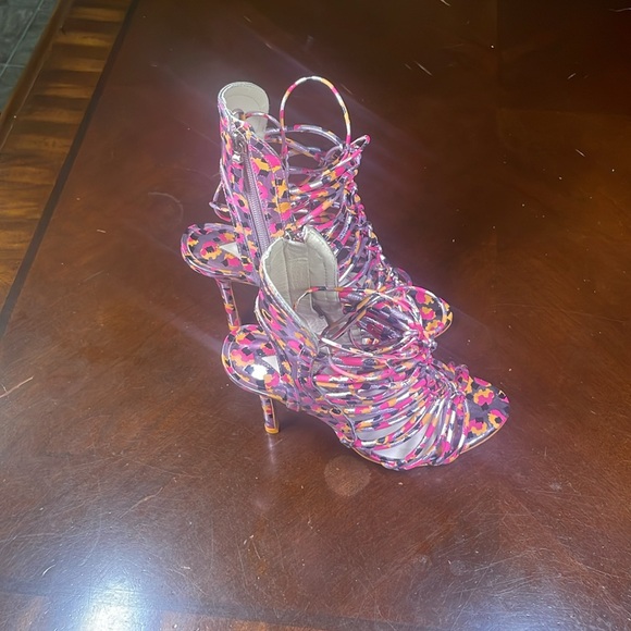 Sophia Webster
Color:Pink
Size:36.5
Condition: Worn once - Picture 2 of 3